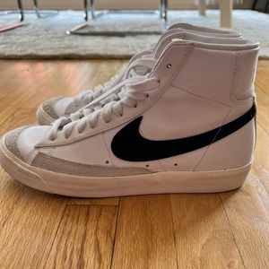 NIKE BLAZER MID ‘77 VINTAGE WOMENS SIZE 9.5 / MENS 8 EUC